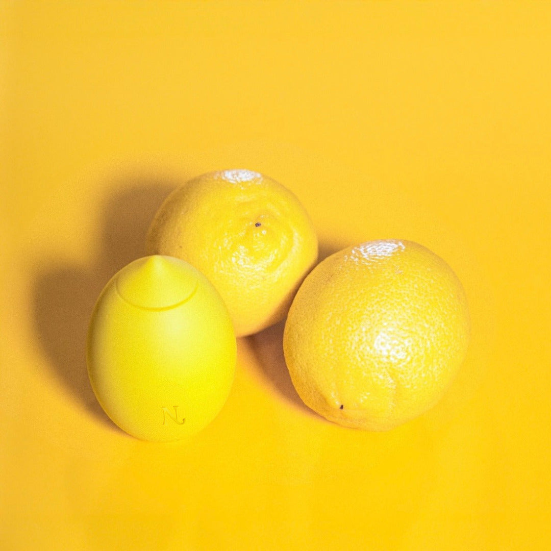 Lemon Clitoral Vibrator — en la mano
