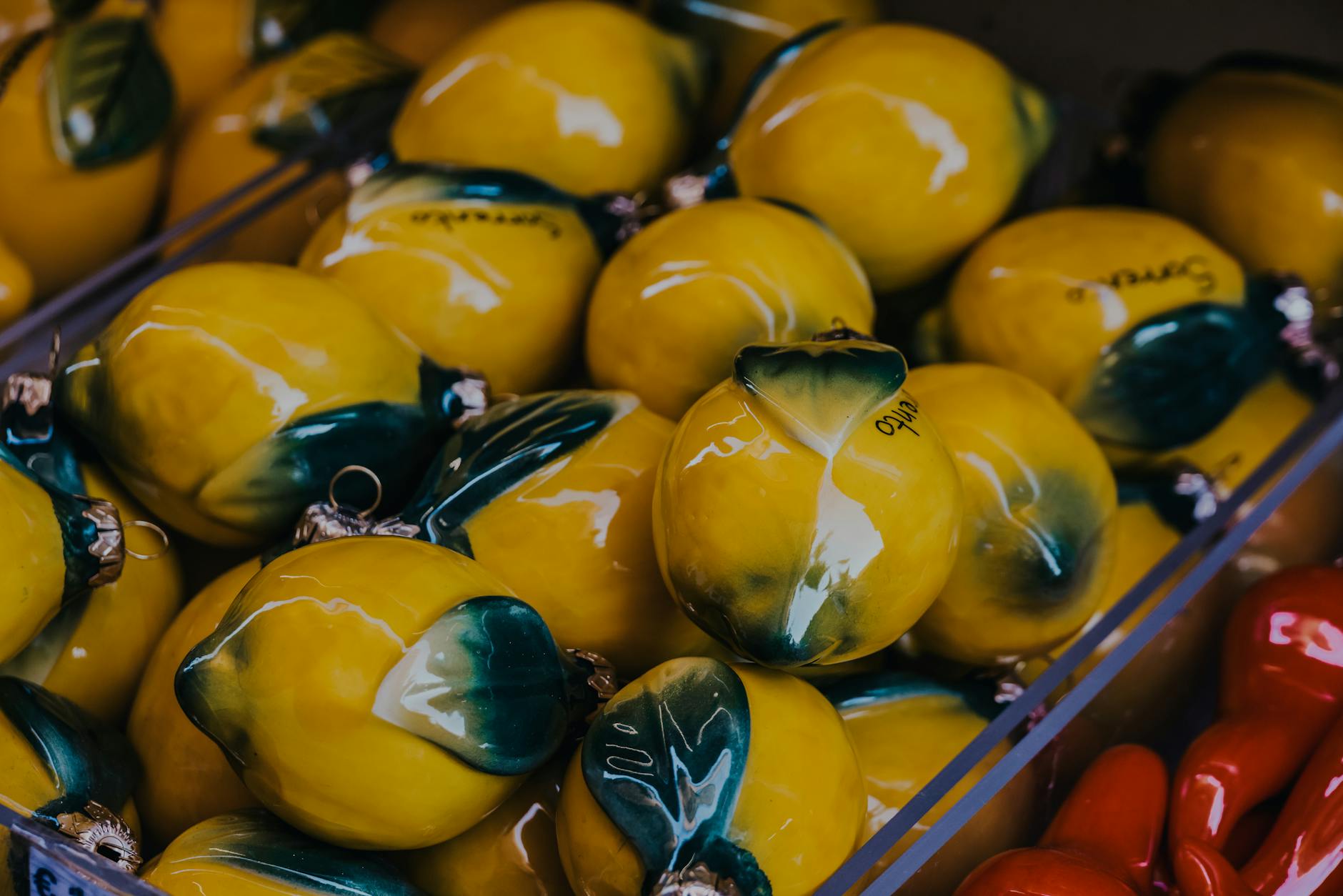 Vibrador de limón amarillo rodeado de frutas en un fondo amarillo brillante
